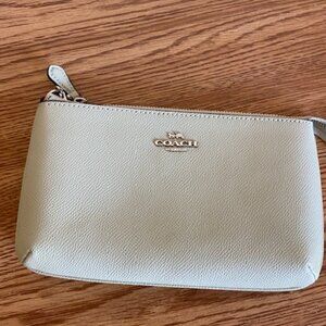 LARGE CORNER ZIP WRISTLET